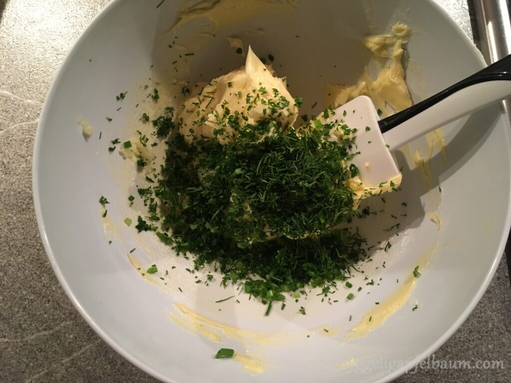 garlic-herb-butter_mixing
